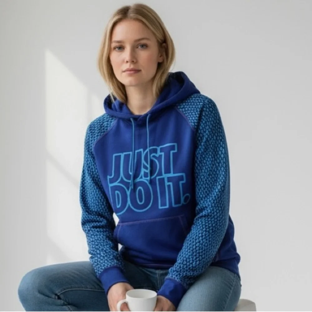 NIKE - SIZE‎ MEDIUM - BLUE / TEAL DOTTED THERMA-FIT ATHLETIC PULLOVER HOODIE